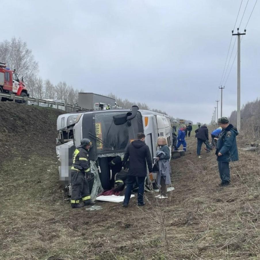 Автобус с детьми попал в ДТП в Саратовской области. Авария произошла в Петровском районе региона. Дети, ехавшие в автобусе, были из Ершовского района. Их доставили в медицинское учреждение