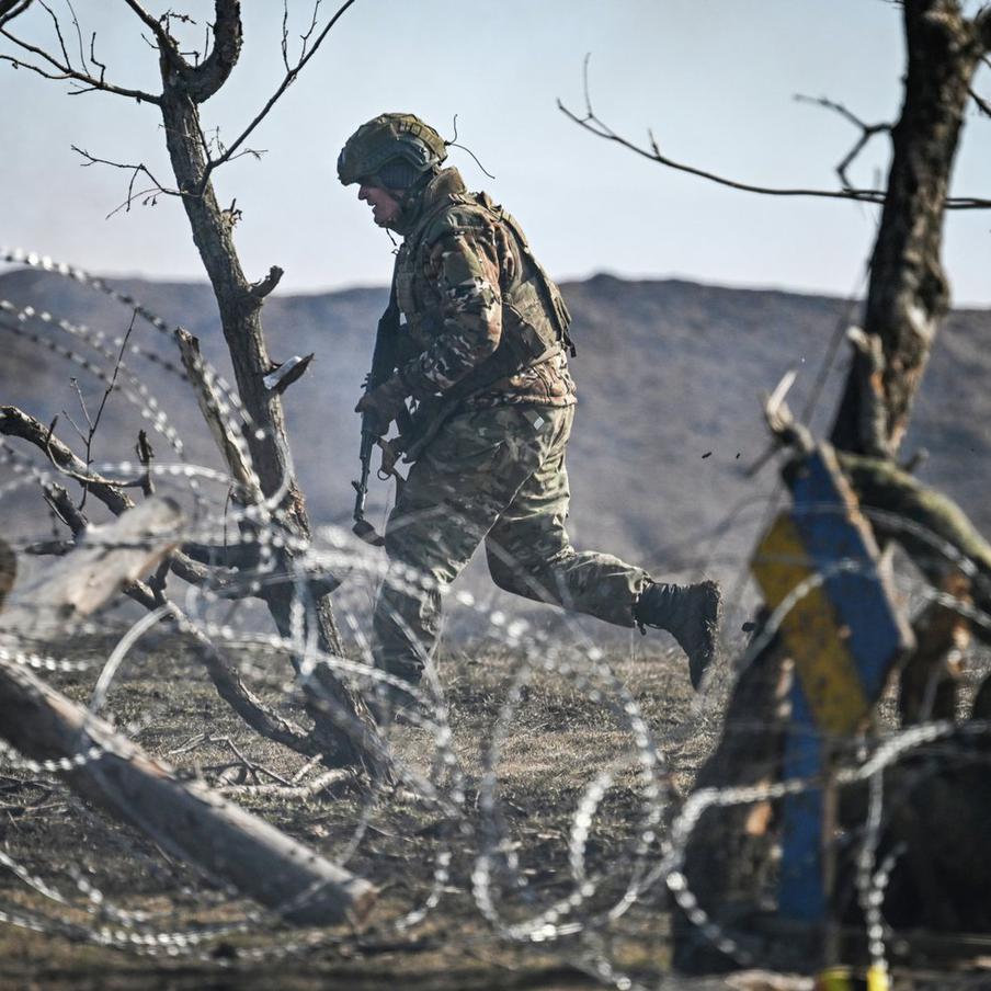 В России вступил в силу запрет на выдворение иностранцев-участников СВО. С 3 апреля военнослужащих из других стран, которые заключили контракт с ВС РФ и участвовали в боевых действиях, больше нельзя принудительно высылать за нарушение миграционного законодательства