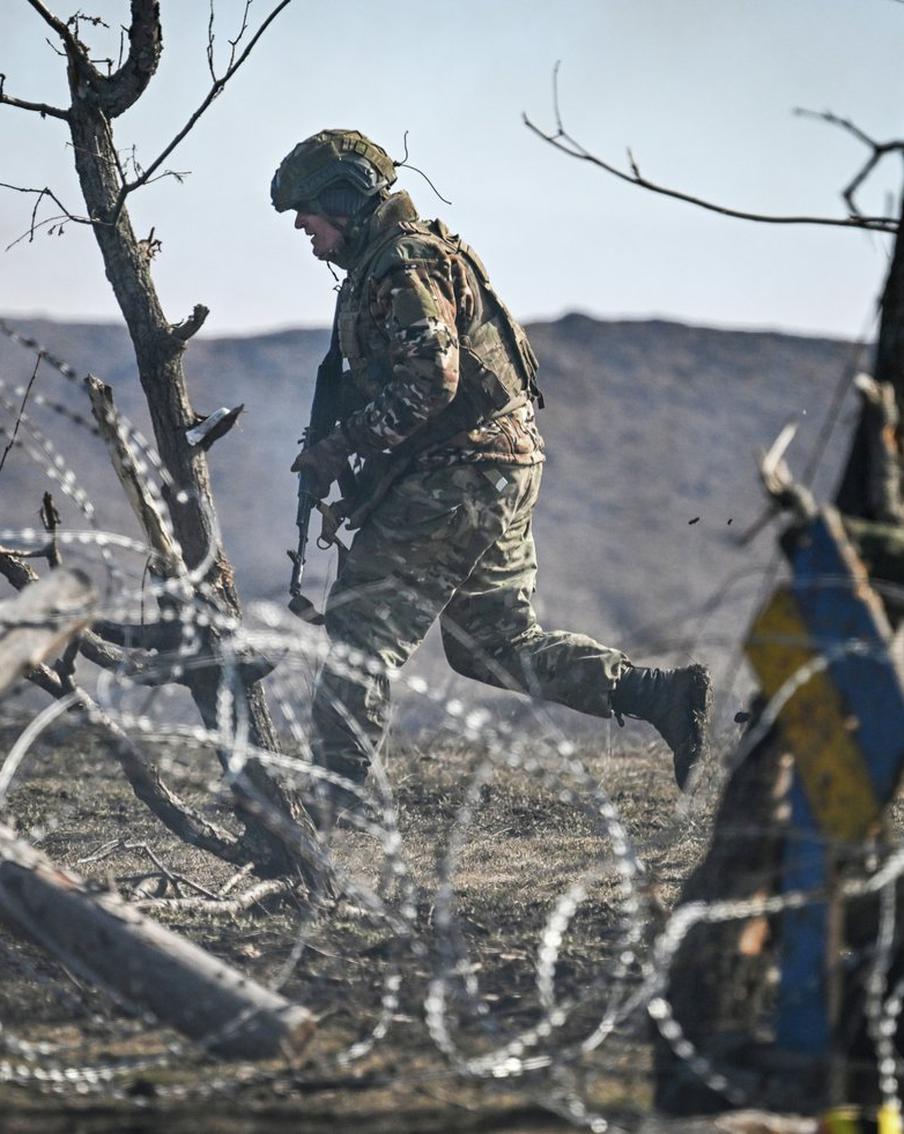В России вступил в силу запрет на выдворение иностранцев-участников СВО. С 3 апреля военнослужащих из других стран, которые заключили контракт с ВС РФ и участвовали в боевых действиях, больше нельзя принудительно высылать за нарушение миграционного законодательства