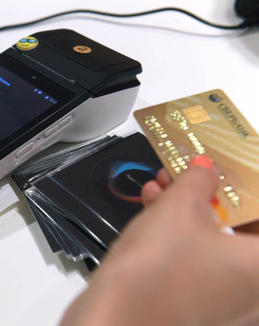 Сбербанк сообщил о сбоях при оплате картами — клиенты не могут расплатиться. Крупнейший российский банк предупредил о временных трудностях при проведении безналичных платежей. Сбои наблюдаются при использовании карт, QR-кодов и Bluetooth.