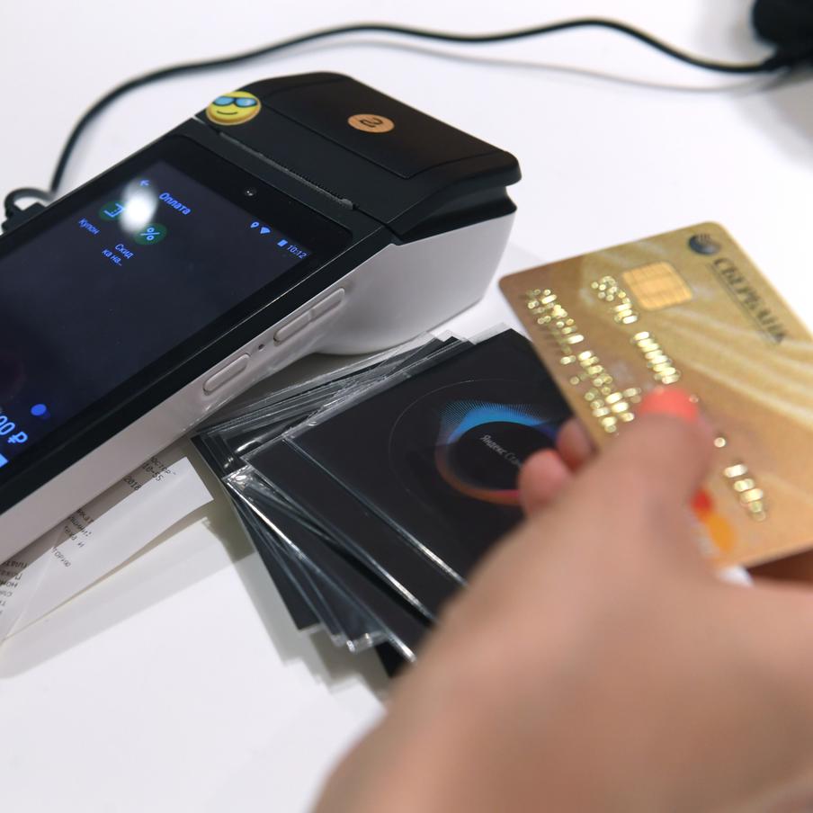 Сбербанк сообщил о сбоях при оплате картами — клиенты не могут расплатиться. Крупнейший российский банк предупредил о временных трудностях при проведении безналичных платежей. Сбои наблюдаются при использовании карт, QR-кодов и Bluetooth.