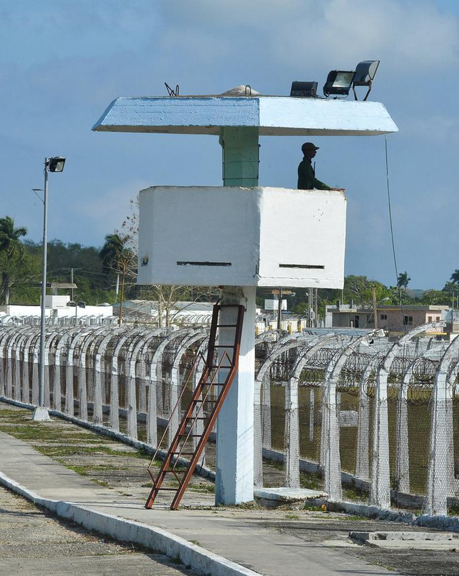 Куба освободит более 2000 заключённых под давлением США. Это крупнейшая амнистия преступников, которая, как считают специалисты, стала возможна из-за экономического давления США на островные власти, а также топливного кризиса