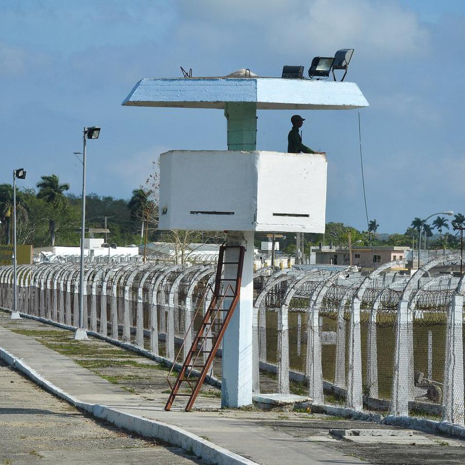 Куба освободит более 2000 заключённых под давлением США. Это крупнейшая амнистия преступников, которая, как считают специалисты, стала возможна из-за экономического давления США на островные власти, а также топливного кризиса