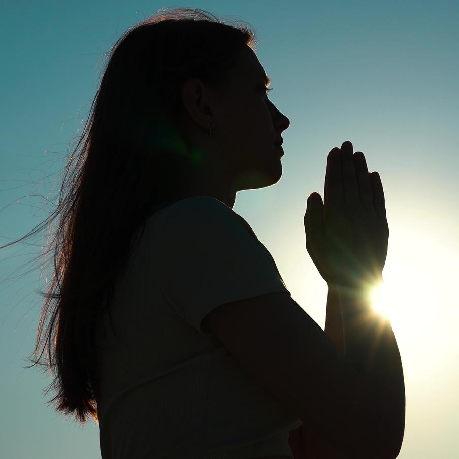 В Канаде ввели запрет на молитвы в общественных местах. Пока что закон будет работать лишь в одной канадской провинции. Помимо этого, правительство пересмотрело правила выделения бюджетных средств школам, связанным с религией