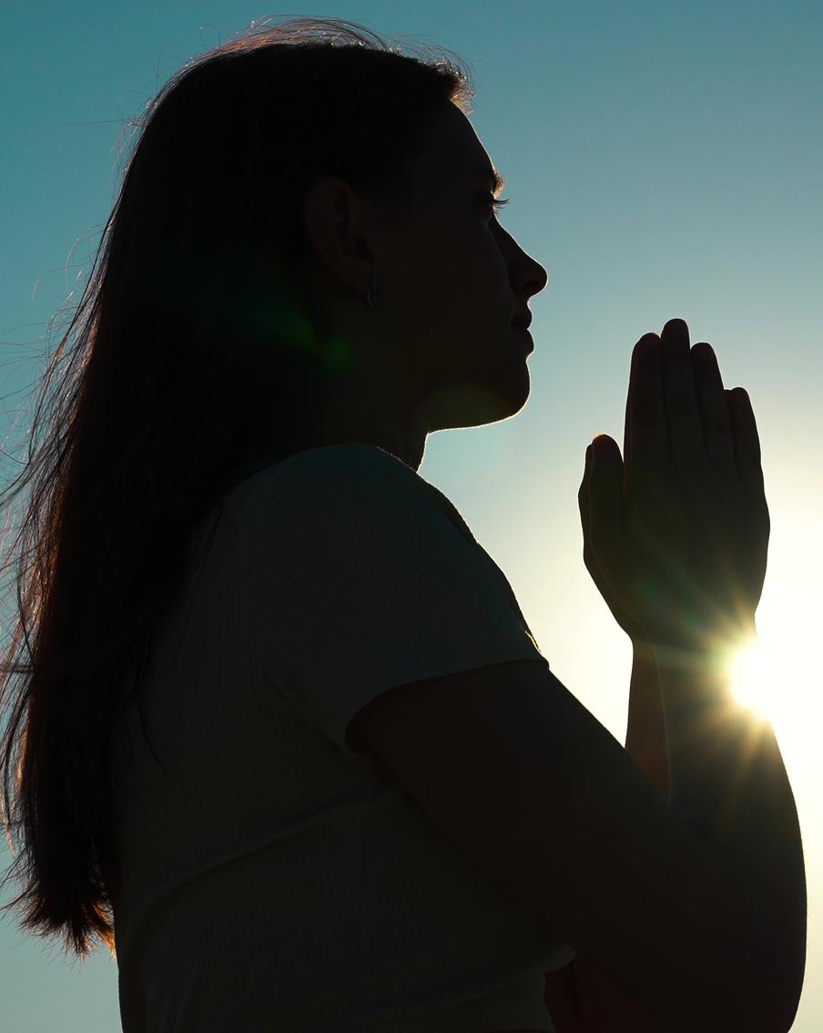 В Канаде ввели запрет на молитвы в общественных местах. Пока что закон будет работать лишь в одной канадской провинции. Помимо этого, правительство пересмотрело правила выделения бюджетных средств школам, связанным с религией