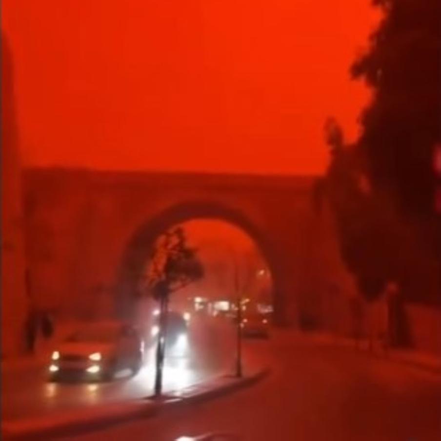 Небо Антальи неожиданно окрасилось в оранжевый цвет. Стихийное явление сопровождается ухудшением видимости и повышенной концентрацией пыли в воздухе. Местные жители и туристы обеспокоены происходящим