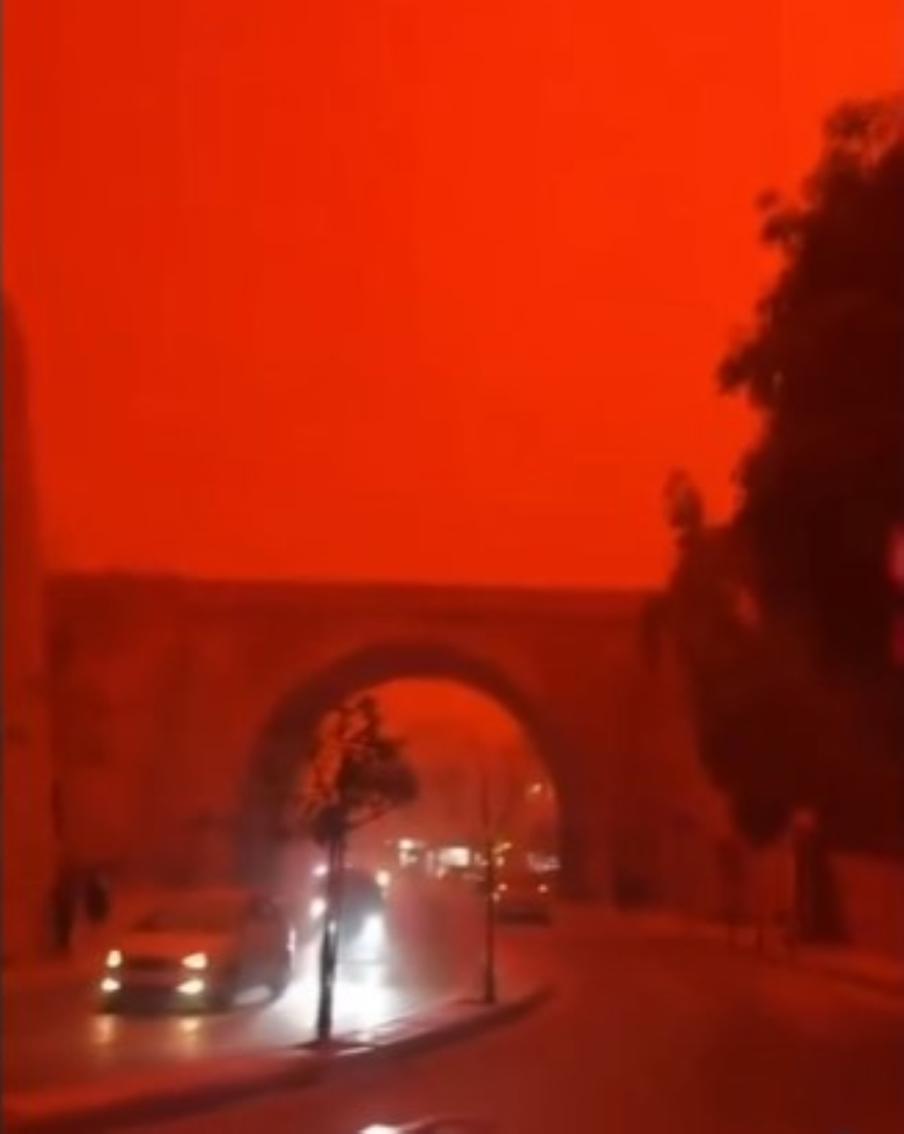 Небо Антальи неожиданно окрасилось в оранжевый цвет. Стихийное явление сопровождается ухудшением видимости и повышенной концентрацией пыли в воздухе. Местные жители и туристы обеспокоены происходящим