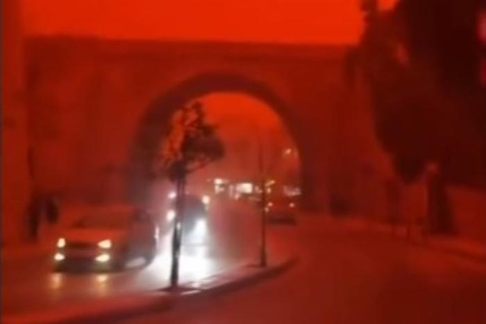 Из-за чего в Турции небо окрасилось в оранжевый цвет