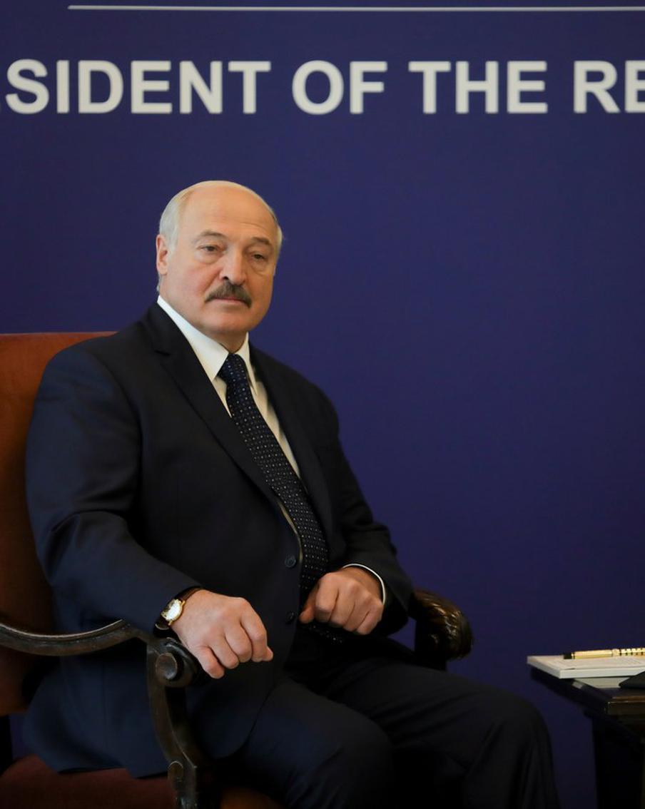 Лукашенко советовал Трампу не лезть в войну с Ираном, а дать воевать Израилю. Белорусский президент заявил, что в ходе личных переговоров рекомендовал американскому коллеге не отправлять американских солдат на Ближний Восток. По его словам, когда в США начали поступать гробы, общество возмутилось