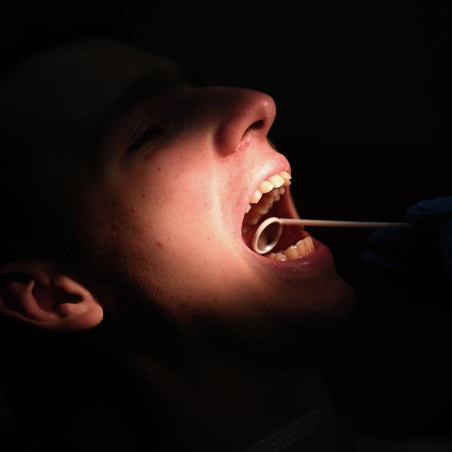 В Подмосковье врачи спасли пациента, который проглотил стоматологический бур. Мужчина обратился за помощью после того, как во время лечения в частной клинике инородное тело попало в дыхательные пути. Острый инструмент обнаружили в левом бронхе, требовалась срочная операция