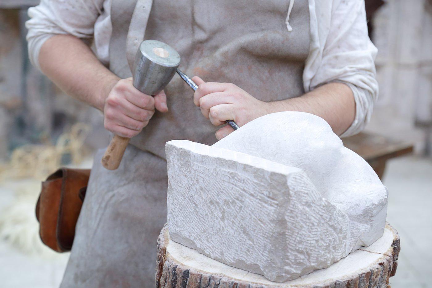 Утраченные скульптуры здания на Большой Дмитровке хотят восстановить в Москве