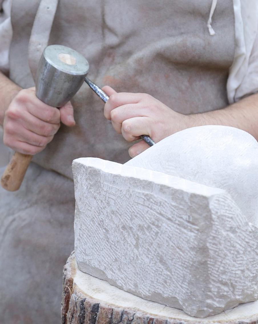 Утраченные скульптуры здания на Большой Дмитровке хотят восстановить в Москве