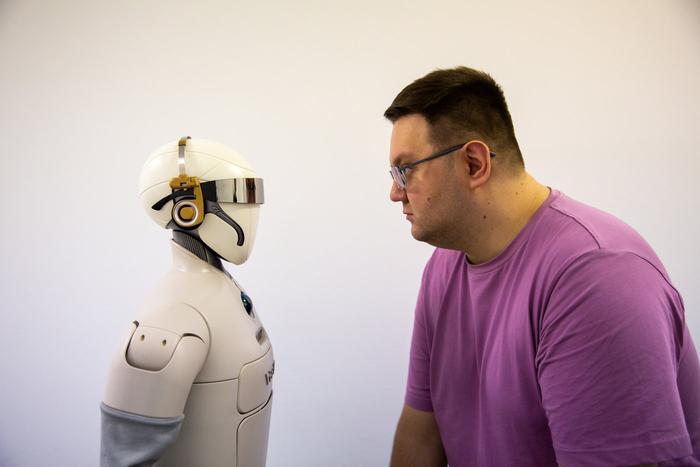 Воздушный поцелуй от робота: в "Вышке" показали доставщиков нового поколения