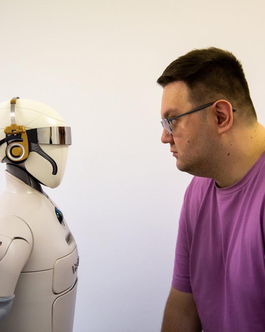 Воздушный поцелуй от робота: в "Вышке" показали доставщиков нового поколения