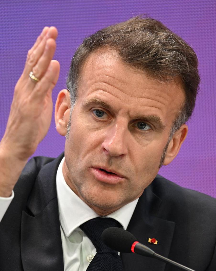 Макрон выступил против гегемонии США и Китая. На лекции перед сеульскими студентами французский лидер рассказал о своей инициативе к странам с небольшим политическим весом. Она направлена на то, чтобы они перестали быть "слугами двух держав, которые хотят главенствовать"