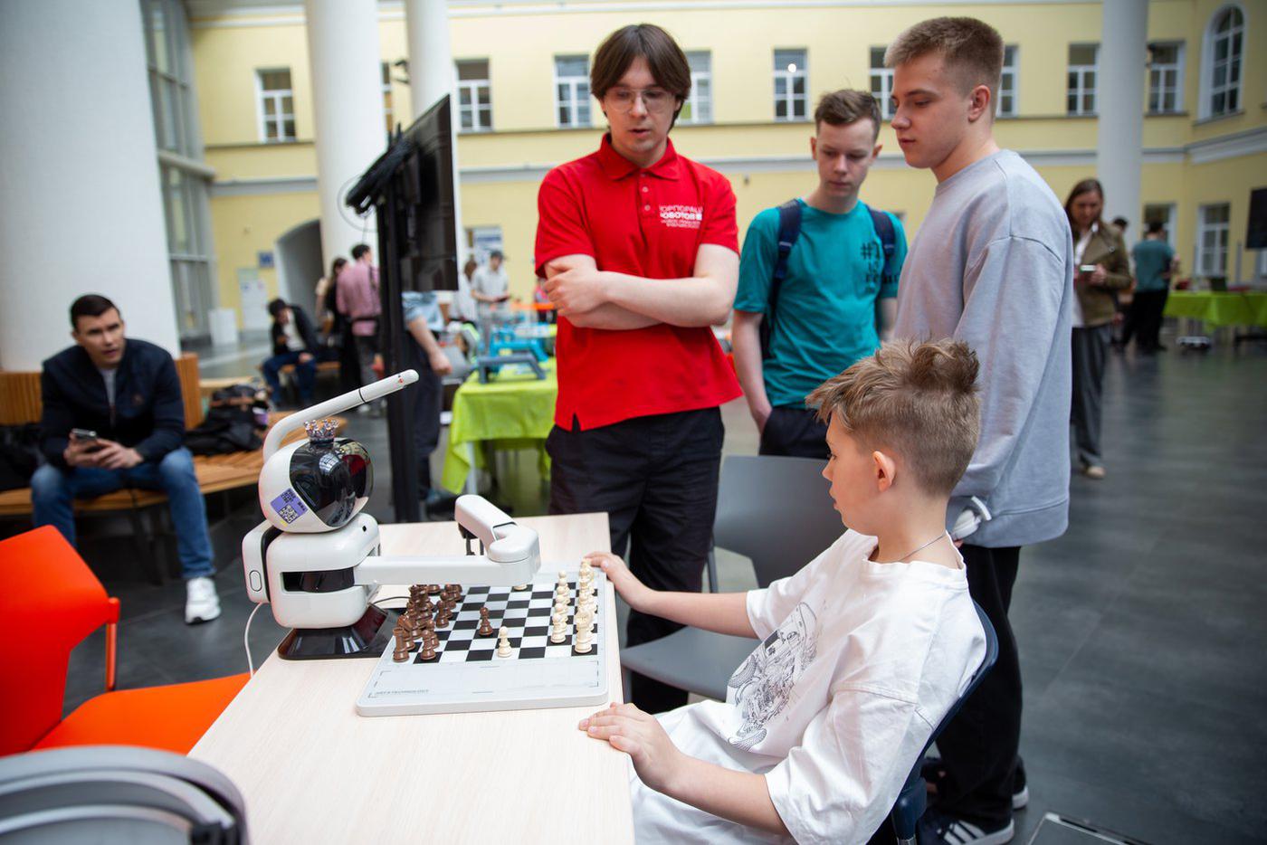 Видимо, роботу в игре с мальчиком поставили небольшой уровень сложности, поскольку он потерпел сокрушительное поражение.