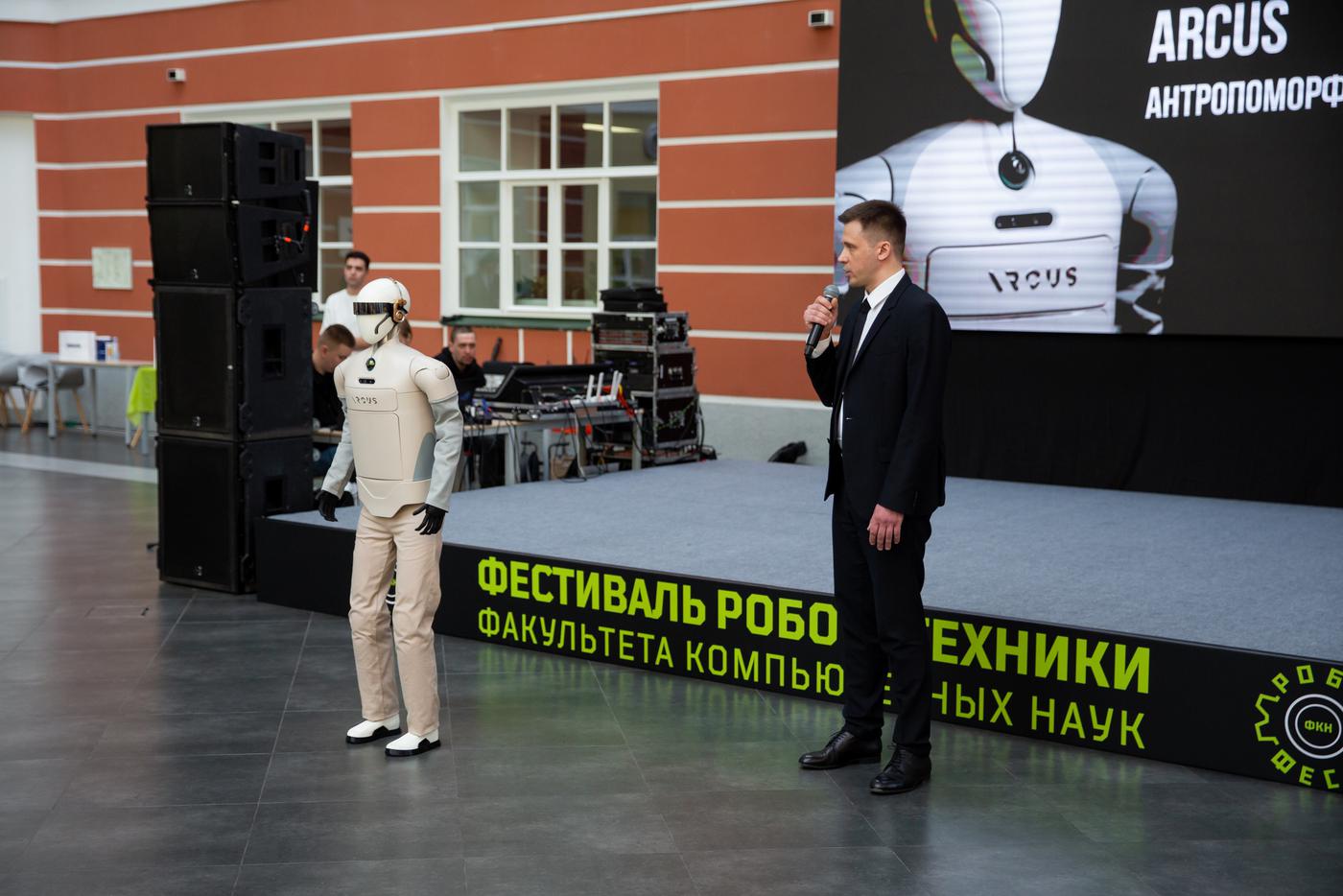 Шлем для Аркуса как будто позаимствовали у группы Daft Punk, мне ведь не кажется?