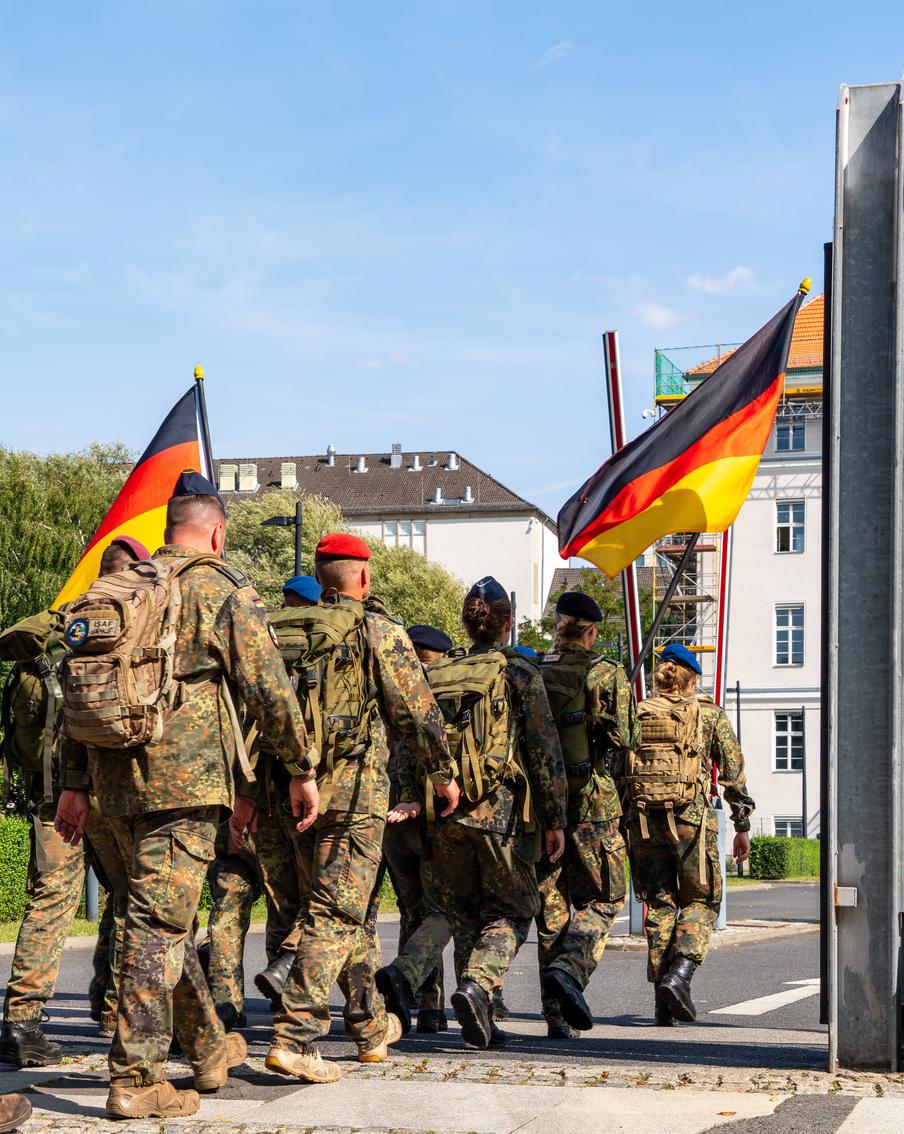 В Германии запретили мужчинам покидать страну без разрешения руководства армии. Немецким мужчинам в возрасте от 17 до 45 лет больше нельзя покидать страну без получения соответствующего разрешения от Бундесвера. Это правило касается всех поездок более, чем на три месяца