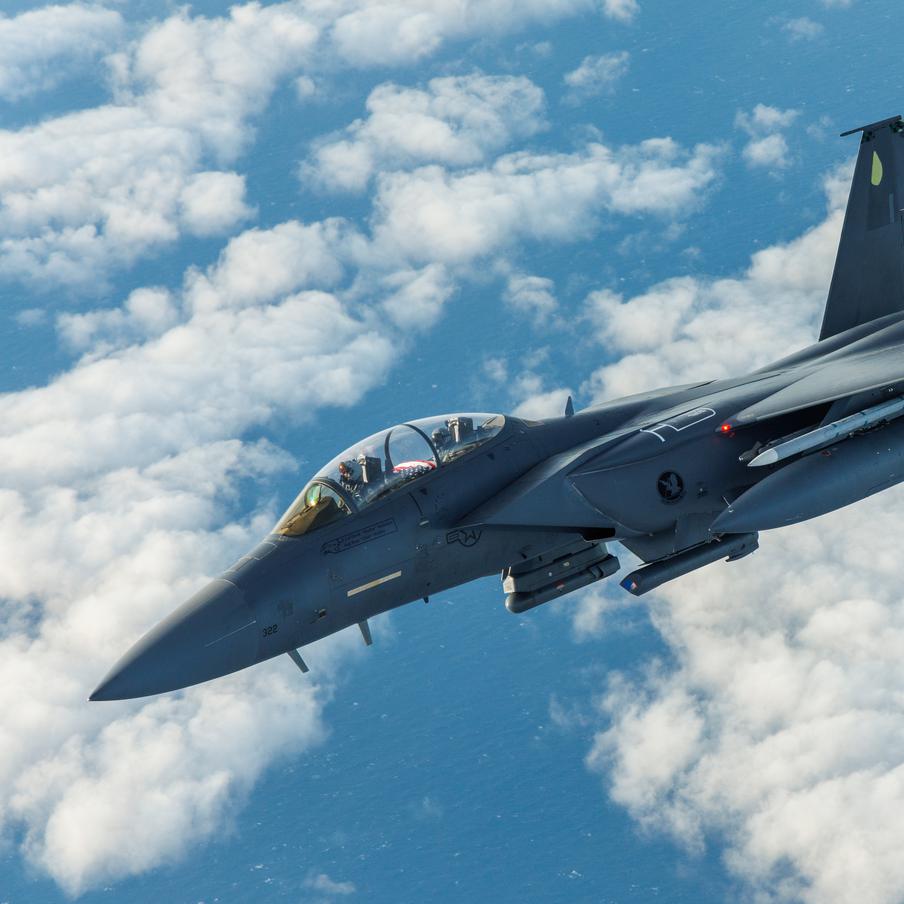 США отправили американский спецназ для спасения сбитого в Иране лётчика F-15. Американские военные отправили в Иран отряд спецназа для обнаружения и эвакуации пилота сбитого в воздушном пространстве страны истребителя F-15. Ранее иранские власти пообещали денежное вознаграждение за лётчика