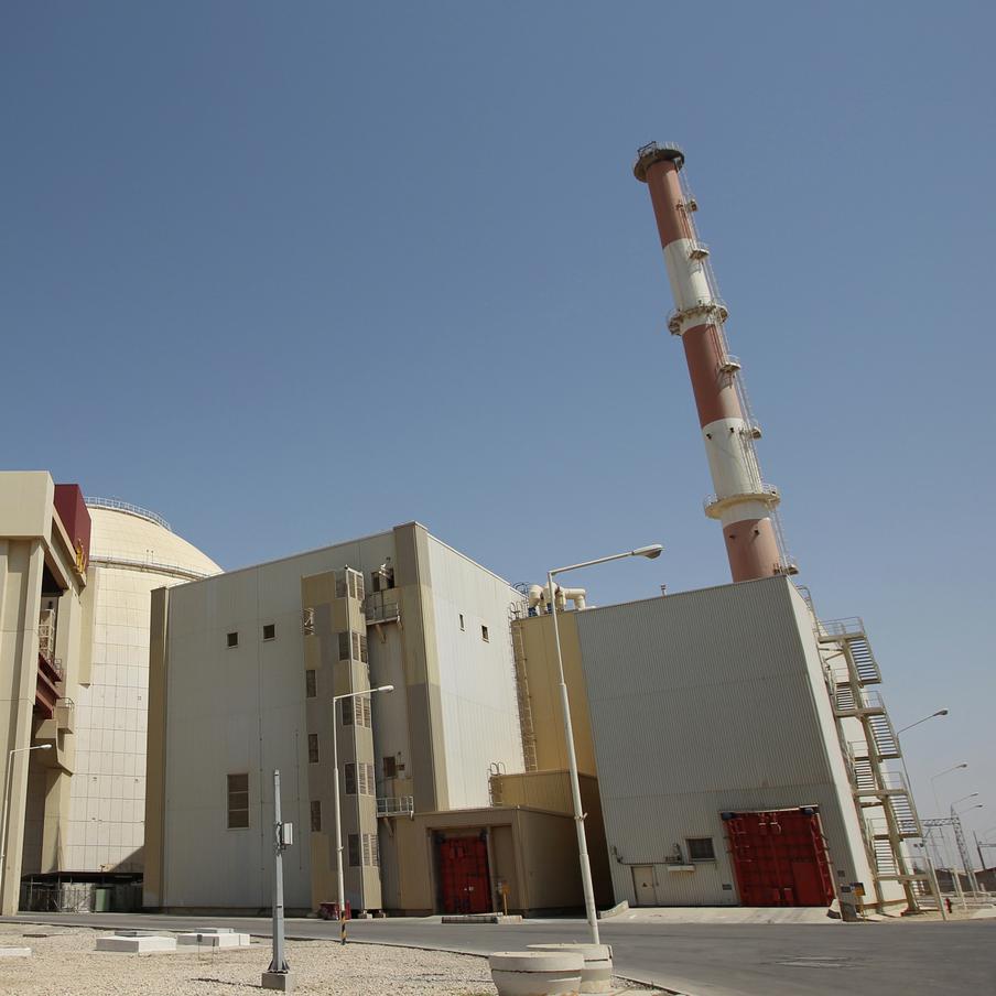 Сотрудник иранской атомной станции "Бушер" погиб из-за атаки на район АЭС. Один из сотрудников службы физической охраны атомной электростанции "Бушер" погиб в ходе американо-израильских ударов по территории прилегающей к АЭС. На объекте ранее находились российские специалисты