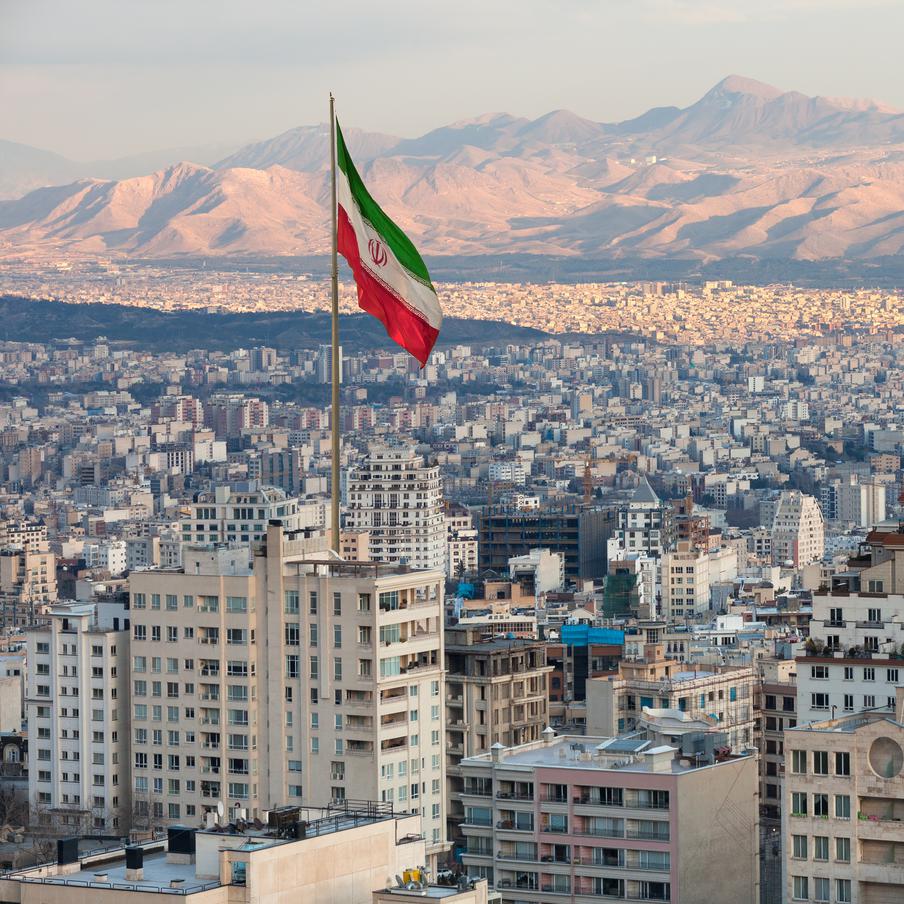 Власти Ирана проводят мобилизацию населения в ожидании наземной операции США. На фоне активной переброски американскими властями военной техники в Тегеране готовятся к ожесточённому наземному противостоянию с Вашингтоном. В преддверии возможной эскалации в Иране проводится мобилизация