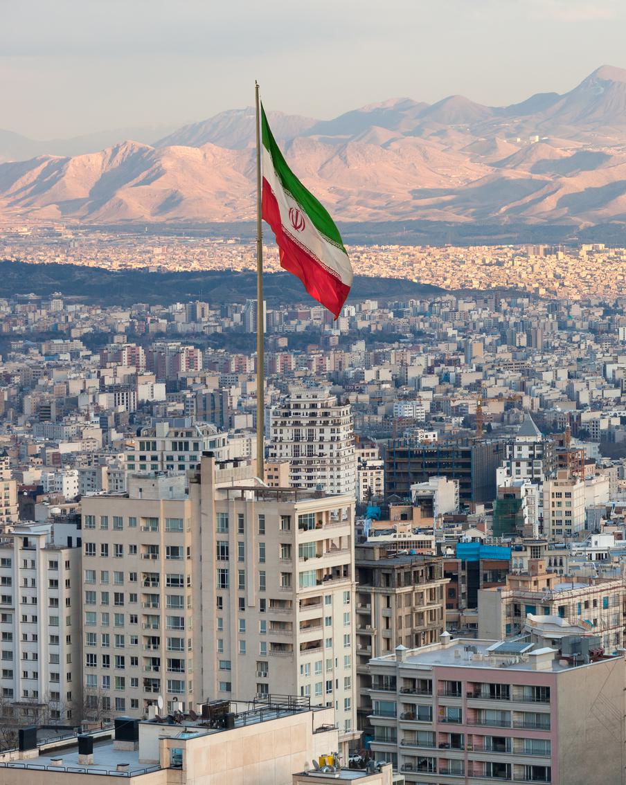 Власти Ирана проводят мобилизацию населения в ожидании наземной операции США. На фоне активной переброски американскими властями военной техники в Тегеране готовятся к ожесточённому наземному противостоянию с Вашингтоном. В преддверии возможной эскалации в Иране проводится мобилизация