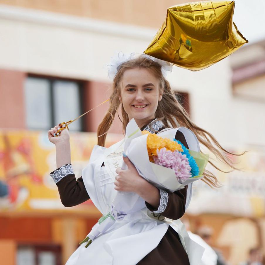 В Томской области могут отказаться от старшей школы из-за дефицита учителей. В Шегарском районе региона власти могут отказаться от 10 и 11 классов из-за острой нехватки преподавательского состава для старшей школы. Пока эта мера не была реализована, но находится на обсуждении у руководства