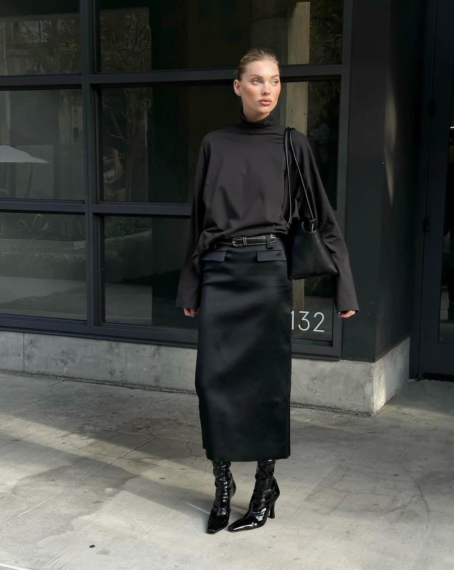 Блуза или рубашка с высоким воротом – самый простой способ добавить образу графичности.