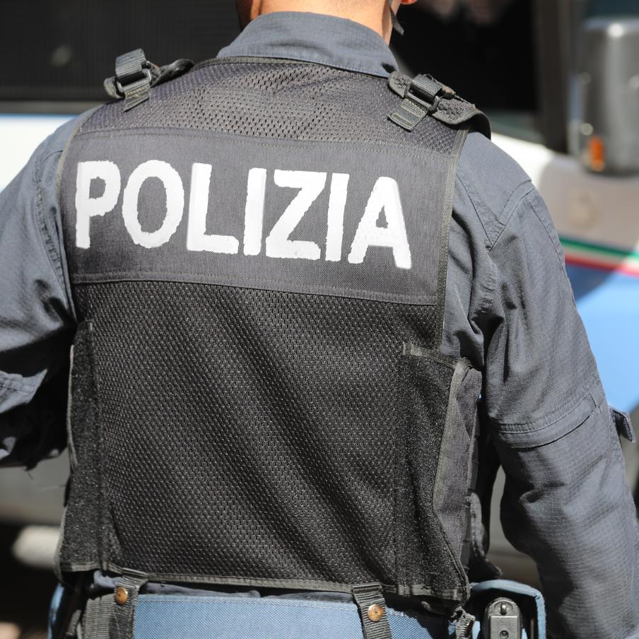 На юге Италии задержан главарь одного из кланов Каморры. В минувшую субботу на юге Италии карабинеры задержали Роберто Маццареллу, влиятельного лидера одного из кланов неаполитанской мафиозной организации Каморра