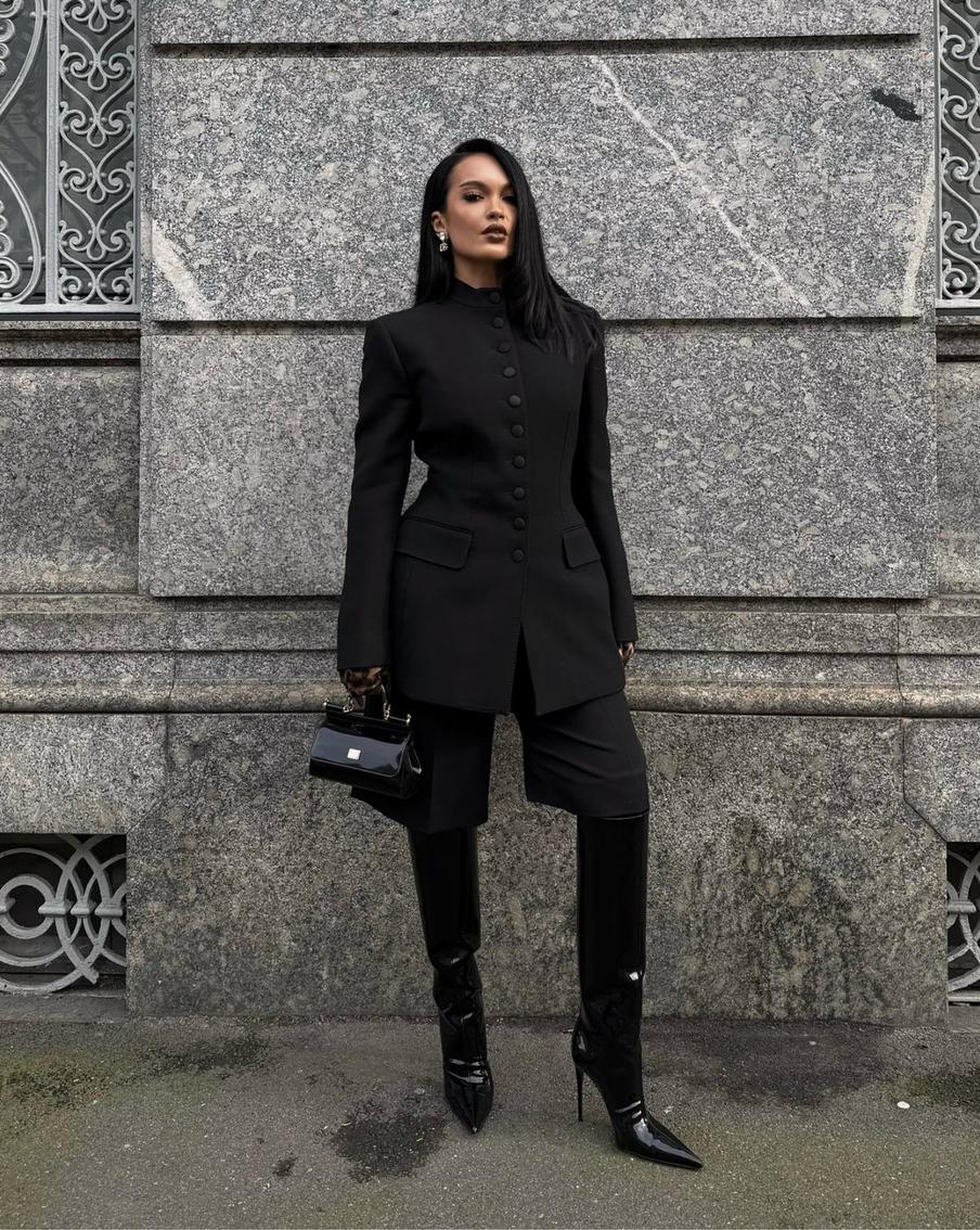 Прямой высокий ворот выгодно подчёркивает силуэт.