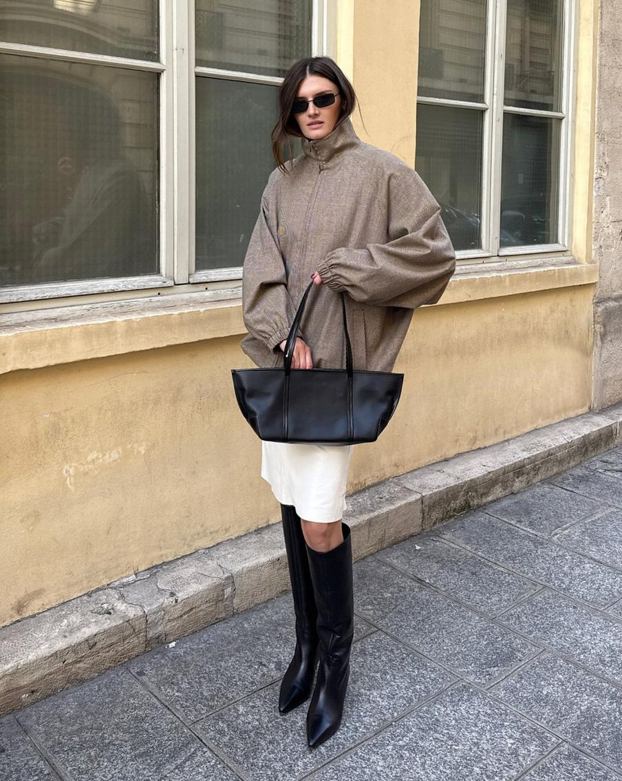 Ветровка со стойкой + юбка – актуальное комбо.