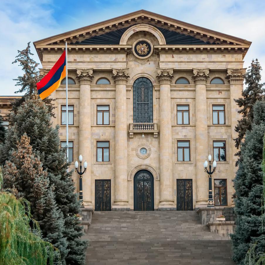 Власти Армении скептически относятся к выходу страны из ОДКБ и ЕАЭС. Спикер армянского парламента Ален Симонян заявил, что в Ереване не рассматривают всерьёз возможность выхода Армении из ОДКБ и ЕАЭС. Он подчеркнул, что Ереван никогда не будет делать что-то против Москвы