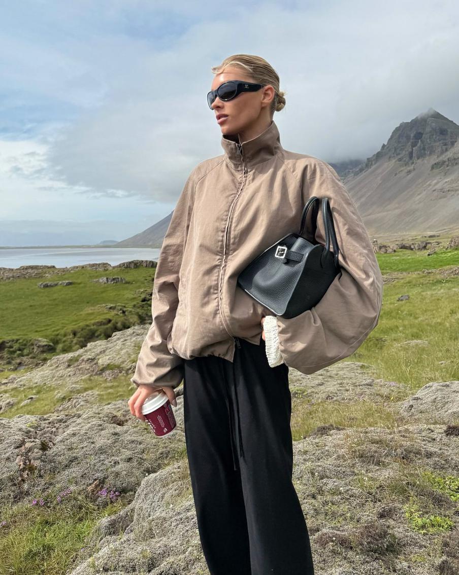 Попробуйте объединить два тренда – ветровку и ворот-стойку.