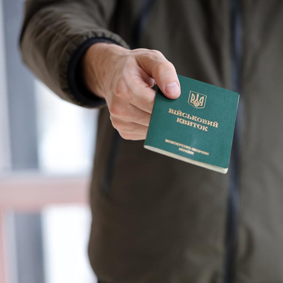 Украинский омбудсмен пожаловалась на травлю военнослужащих школьниками. Ольга Решетилова, украинский военный омбудсмен, выразила обеспокоенность ростом агрессии, проявляемой школьниками по отношению к военнослужащим. По её словам, подростки, насмотревшись в социальных сетях видеороликов о принудительной мобилизации, начинают вести себя недружелюбно по отношению к военным и людям в военной форме на улицах