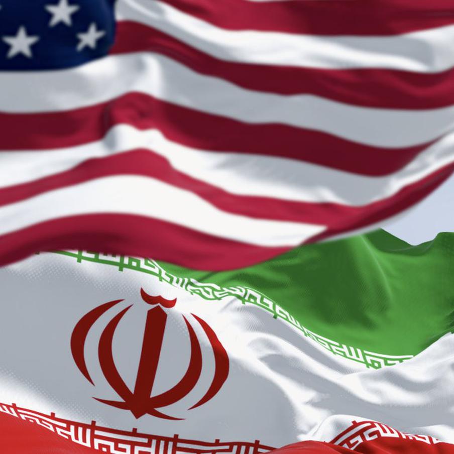 IRIB: Иран атаковал центр подготовки вертолётов США в Кувейте. Иранская гостелерадиокомпания IRIB сообщила, что Вооруженные силы Исламской Республики Иран нанесли удар по американской военной базе Аль-Адири в Кувейте. В рамках операции, получившей название "Правдивое обещание-4", были поражены объекты, связанные с подготовкой вертолётов Boeing CH-47 Chinook и хранением соответствующего оборудования