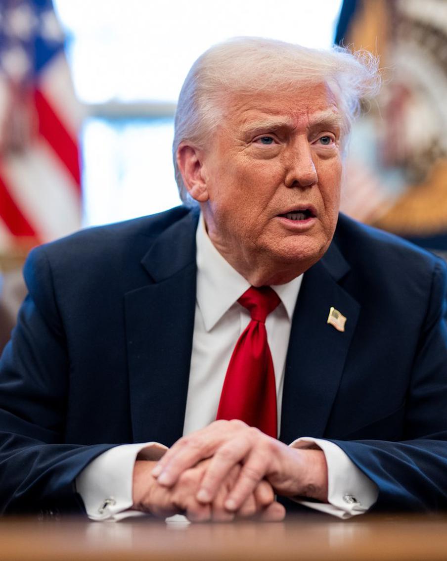 Трамп объявил об одной из самых дерзких спасательных операций в истории США. Президент США Дональд Трамп сообщил о завершении сложной операции по спасению второго пилота, сбитого иранскими силами истребителя F-15. В ходе этой операции пилот был успешно эвакуирован с территории Ирана и теперь находится в безопасности