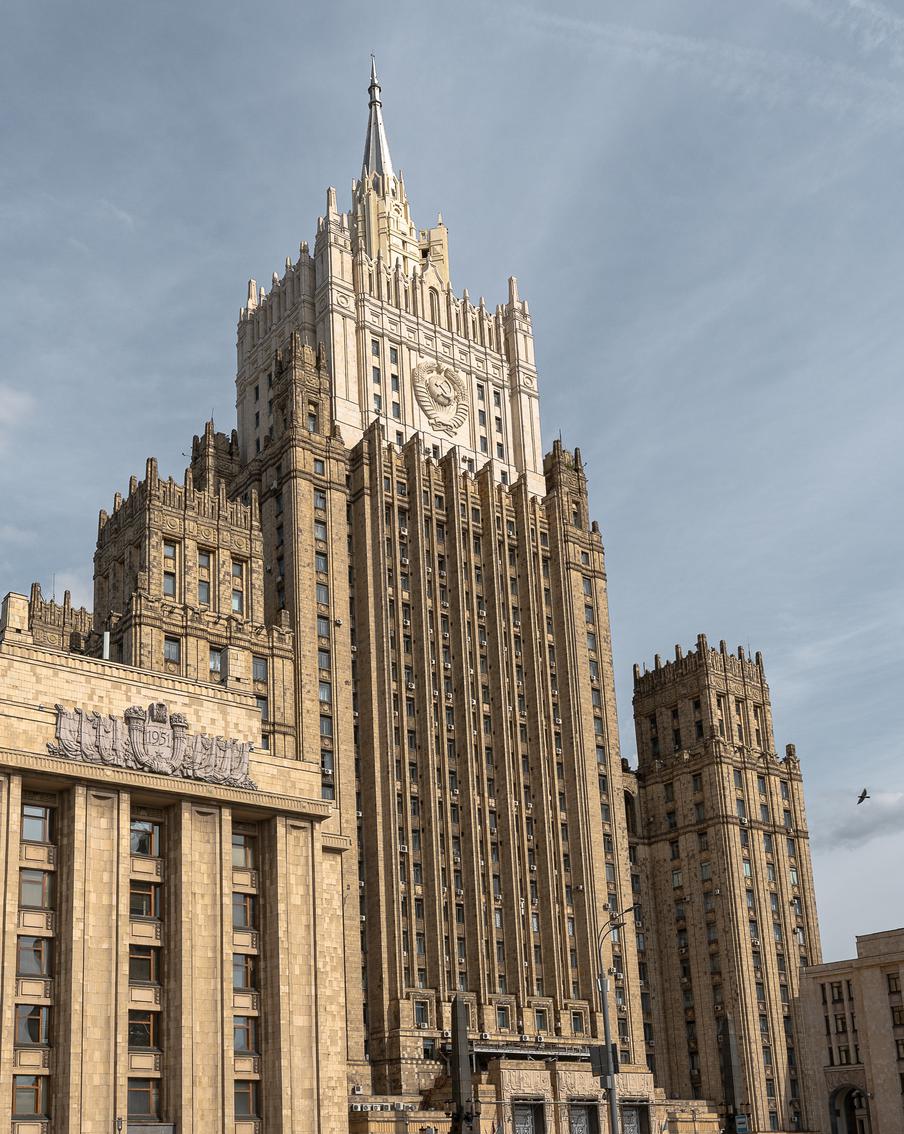 Великобритании пригрозили последствиями после попытки захвата кораблей РФ. Российские власти готовят взвешенный ответ на попытки британских властей захватить несколько связанных с Россией кораблей. Какими именно будут ответные меры, не уточняется