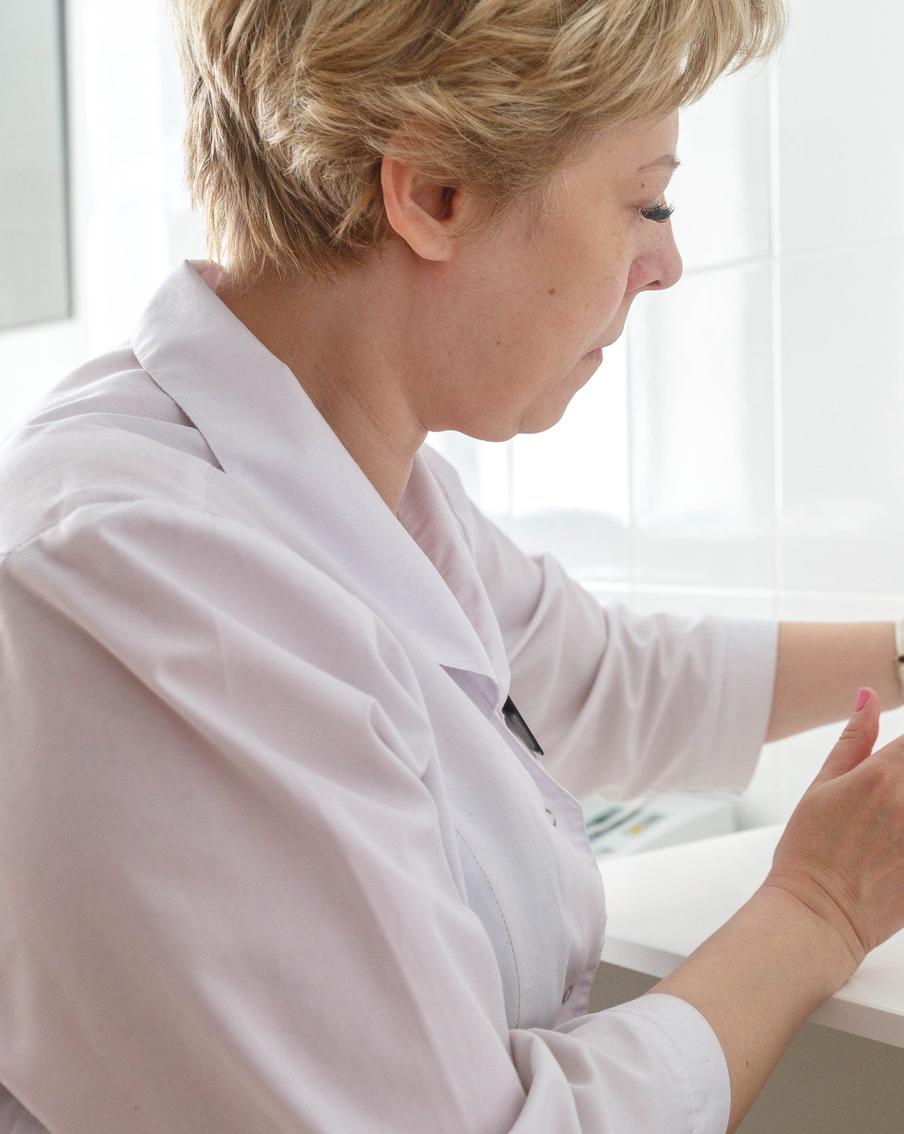 Более 30 человек отравились питьевой водой в одном из городов Дагестана. В пострадавшем от масштабного наводнения Дагестане зафиксировано массовое отравление питьевой водой. Отмечается, что все обратившиеся в медучреждения по поводу недомогания проживают в Каспийске