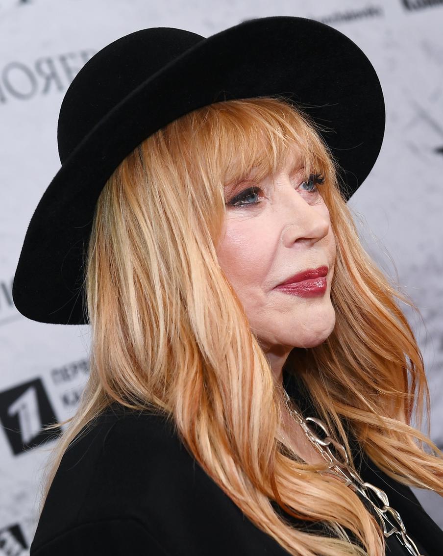 Ходит с палочкой: что известно про неизлечимую болезнь 76-летней Аллы Пугачёвой