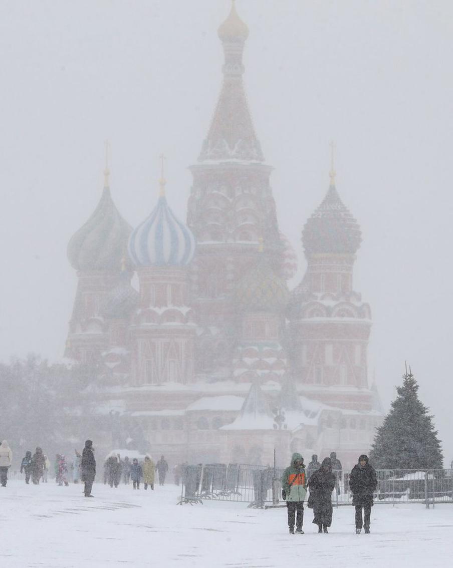 Синоптик предупредил москвичей о сильном ветре и метели в конце недели. По прогнозам специалистов, в конце следующей недели жителей столицы будут ждать сильный ветер и метель. Кроме того, из-за резкого ухудшения погодных условий на дорогах Москвы может сложиться потенциально опасная обстановка