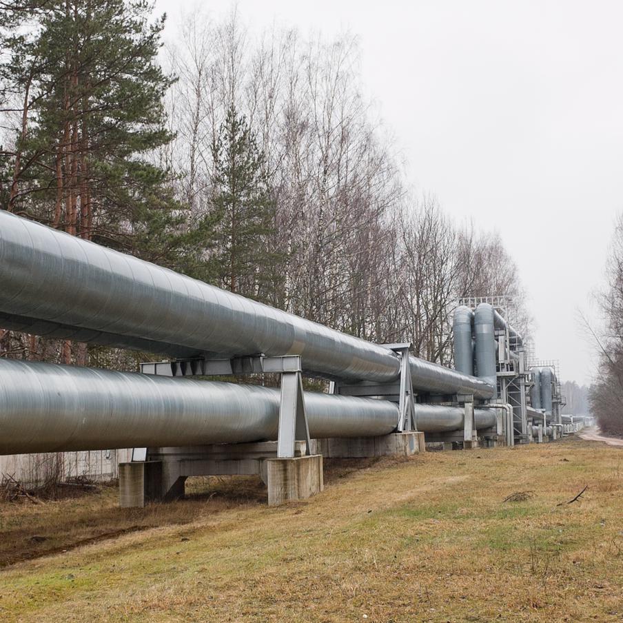 В Сербии заявили о предотвращении взрыва бомбы на ведущем в Венгрию газопроводе. Сербский президент Александр Вучич сообщил об обнаружении в непосредственной близи от газопровода, по которому российский газ идёт в Венгрию, бомбу. Отмечается, что заложенное неизвестными взрывное устройство обладало большой мощностью