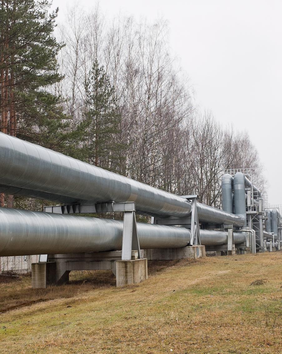 В Сербии заявили о предотвращении взрыва бомбы на ведущем в Венгрию газопроводе. Сербский президент Александр Вучич сообщил об обнаружении в непосредственной близи от газопровода, по которому российский газ идёт в Венгрию, бомбу. Отмечается, что заложенное неизвестными взрывное устройство обладало большой мощностью