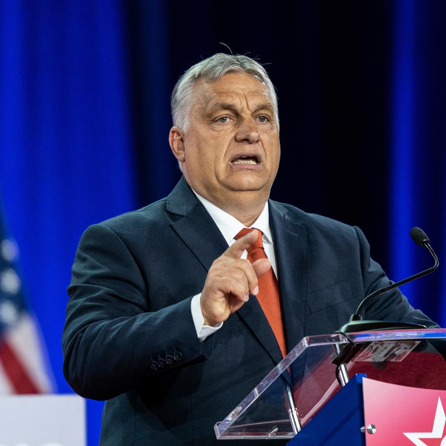 В Венгрии созывают совет обороны из-за обнаруженной на газопроводе бомбы. Венгерский премьер-министр Виктор Орбан объявил об экстренном созыве совета обороны из-за обнаруженной в Сербии на ведущем в страну газопроводе бомбы. Об иных мерах в связи с попыткой диверсии информации нет