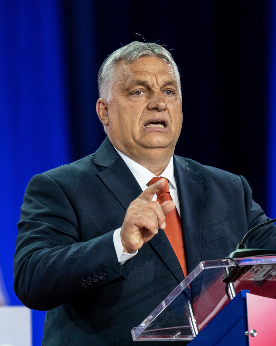 В Венгрии созывают совет обороны из-за обнаруженной на газопроводе бомбы. Венгерский премьер-министр Виктор Орбан объявил об экстренном созыве совета обороны из-за обнаруженной в Сербии на ведущем в страну газопроводе бомбы. Об иных мерах в связи с попыткой диверсии информации нет