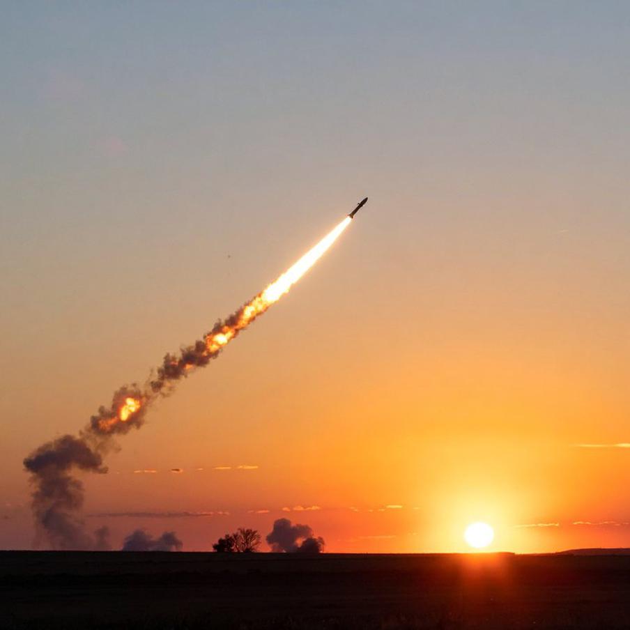 Sunday Times: Россия стремится истощить американские системы ПВО на спецоперации. В ходе специальной военной операции на территории Украины Россия внесла изменения в свою стратегию, сосредоточившись на истощении украинских систем противовоздушной обороны. Об этом пишет британская газета The Sunday Times, ссылаясь на слова полковника Юрия Игната, начальника управления коммуникаций командования воздушных сил Украины