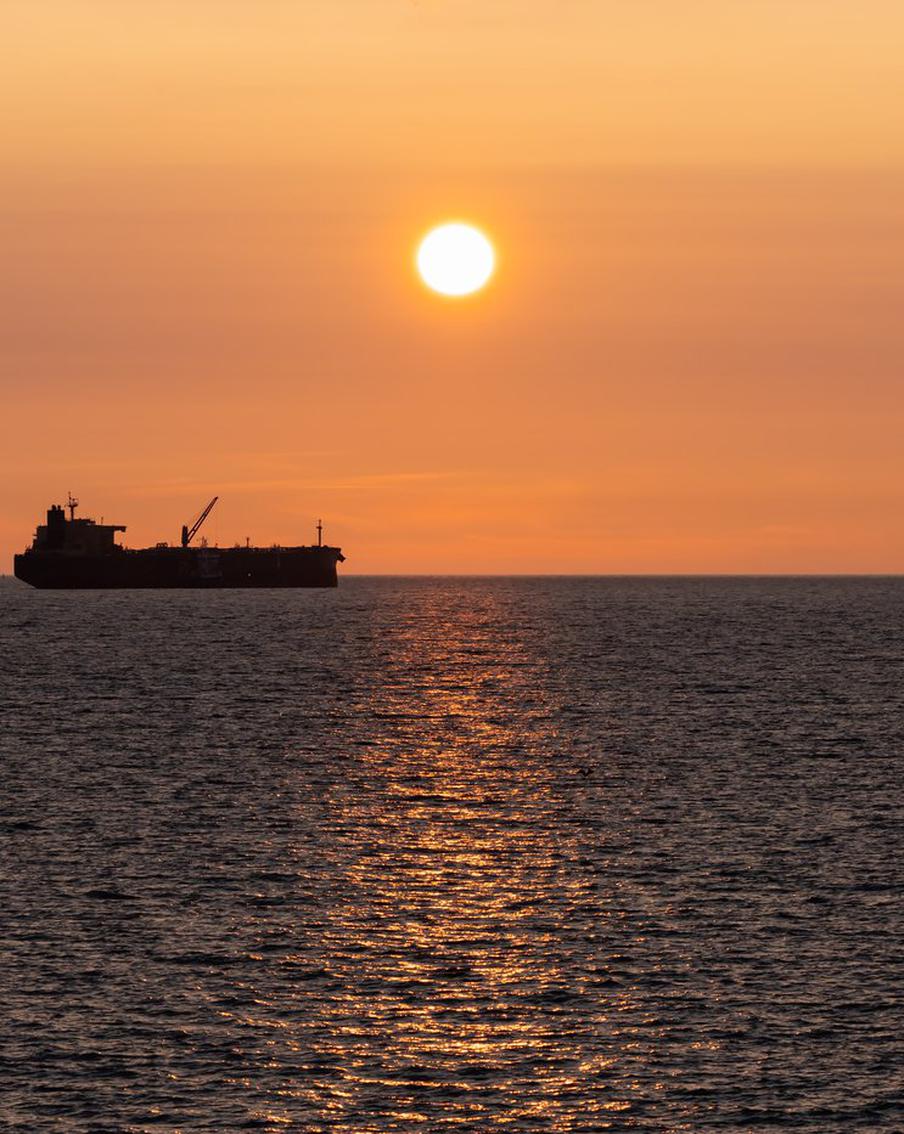 ТАСС: при атаке БПЛА на затонувший в Азовском море сухогруз погибли два человека. В результате атаки беспилотного летательного аппарата на судно, перевозившее пшеницу в Азовском море, произошло кораблекрушение. Как сообщили представители оперативных служб, судно находилось примерно в 300 милях к северу от города Керчь