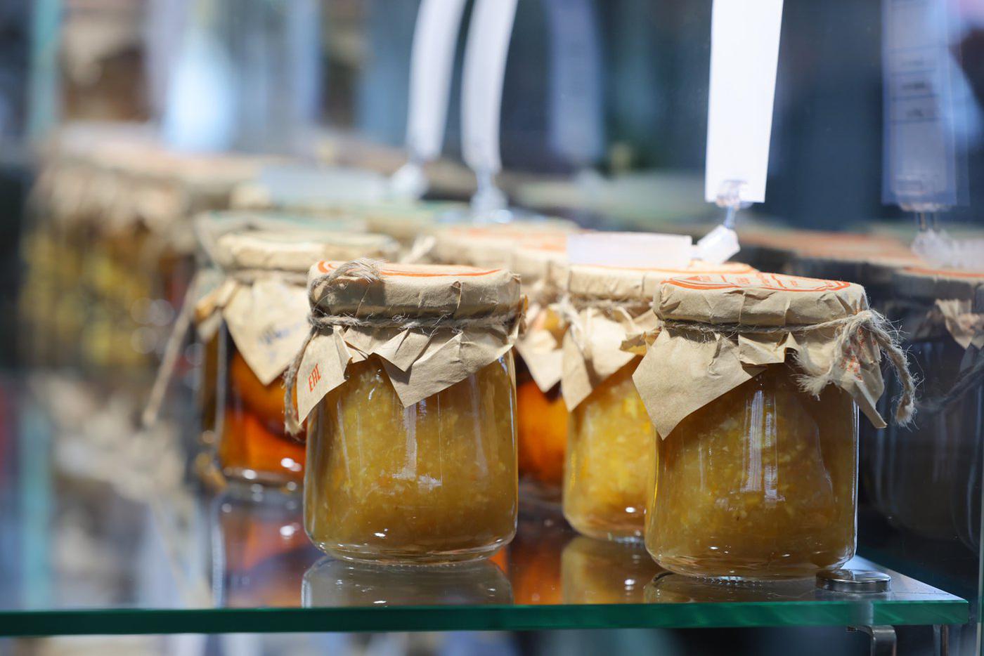 Сладкоежки порадовали себя грушевым и апельсиновым вареньем. 