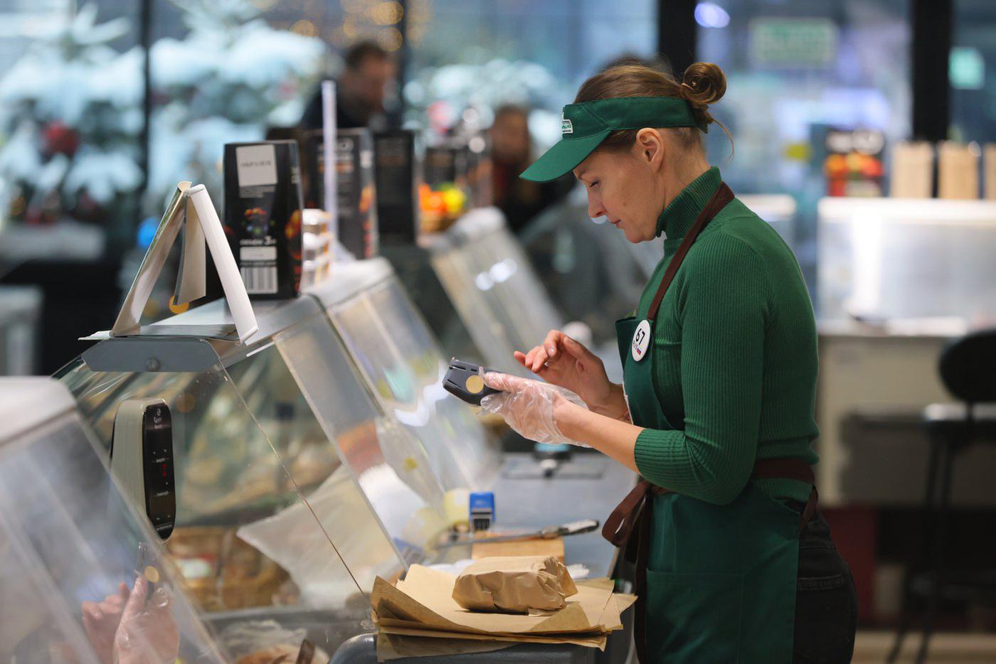 Некоторые покупатели так и не смогли обойтись без сыра и мясных продуктов.