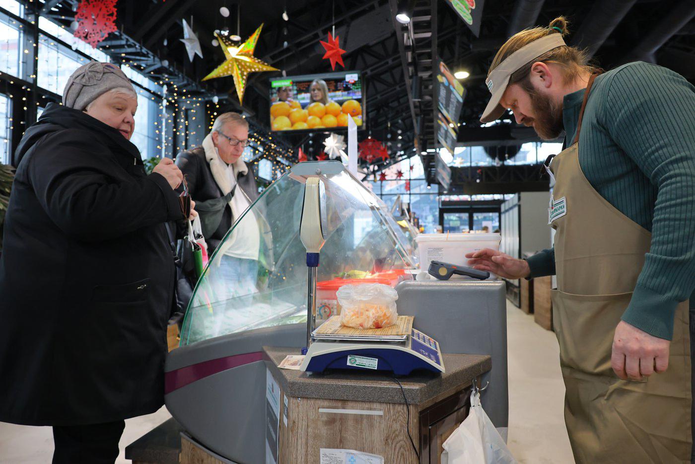 Некоторые покупатели не хотели брать капусту, но, попробовав, поменяли решение.