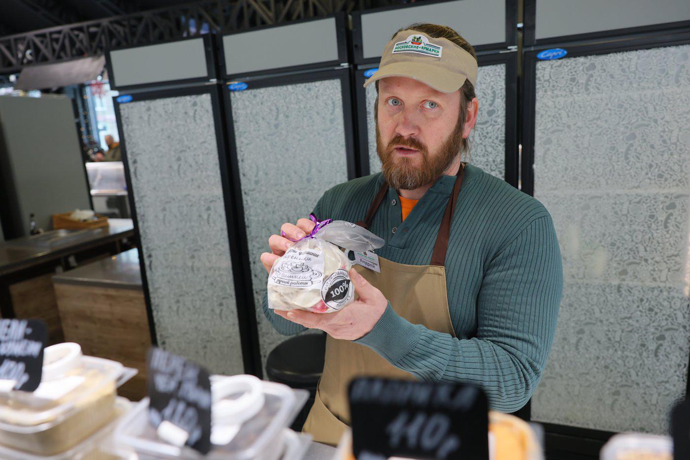 Продавцу Андрею Соловьёву даже не пришлось предлагать покупателям постные домашние вареники – их быстро сметали с прилавка.  